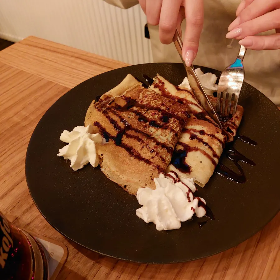 Palacinky so šľahačkou a čokoládovým toppingom